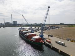 Begge Kalundborg Havns containerkraner er i gang med at laste et containerskib på Kalundborg Containerterminal i Yderhavnen.