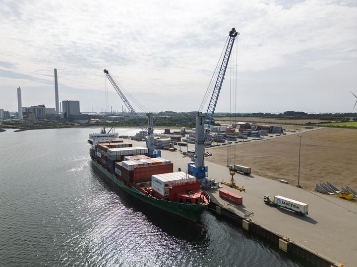 Begge Kalundborg Havns containerkraner er i gang med at laste et containerskib på Kalundborg Containerterminal i Yderhavnen.