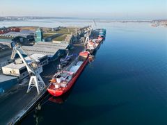 Tre skibes lastes med bulk fra kaj 12 og 13 i Kalundborg Havn.
