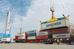 Containeroperation på Kalundborg Havn, hvor der losses Maersk-containere.