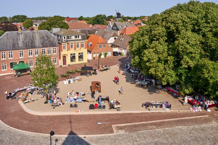 Et billede af et torv i Højer, hvor der er loppemarked.