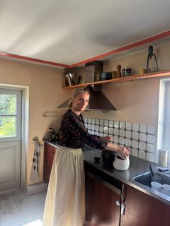 Kristine Virén i det køkken, som har stået uændret siden indflytning sidste sommer.