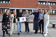 LEGEKAMMERATER. Ikast-Brande Kommunes nye samarbejde med ParaLeg, Idræt & Fællesskaber blev markeret med en omgang leg på Torvet foran rådhuset i Ikast. Fra venstre: Teamleder Alice Dalsgaard Norlyk, Center for Udviklingshandicap Nord, formand for Arbejdsmarkeds-, Psykiatri- og Handicapudvalget Birthe Sørensen, projektkoordinator og underviser Thorleif Høj Nissen fra ’ParaLeg, Idræt & Fællesskaber’, faglig leder Bente Larsen, Center for Job, aktivitet og Uddannelse, socialchef i Ikast-Brande Kommune Ulla Wernberg-Møller, udviklingskonsulent i socialafdelingen Sara Markvorsen og projektleder Trine Jandorf fra ’ParaLeg, Idræt & Fællesskaber’.