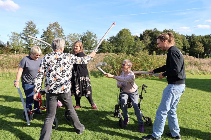 SKUMDASK. ’ParaLeg, Idræt & Fællesskaber’ uddanner voksne med udviklingshandicap til frivillige instruktører, som kan sætte gang i leg, idræt og andre fælles fysiske aktiviteter, der hvor de bor, arbejder og er i fritiden. Det kan f.eks. være hilse- og fangelege med lette skumrør som arm-forlængere.