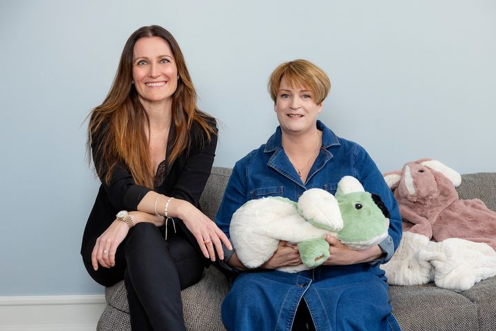 Louise Herping Ellegaard (tv.) har netop investeret i FLOOFERS® efter Carol Sannes’ (th.) stærke pitch i Løvens Hule. Foto: Claudia Dons.