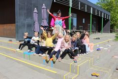 Hejnsvig Børnehave indvier deres "nye" trappe sammen med Matilde Ilsøe fra Center for Børnenes Hovedstad