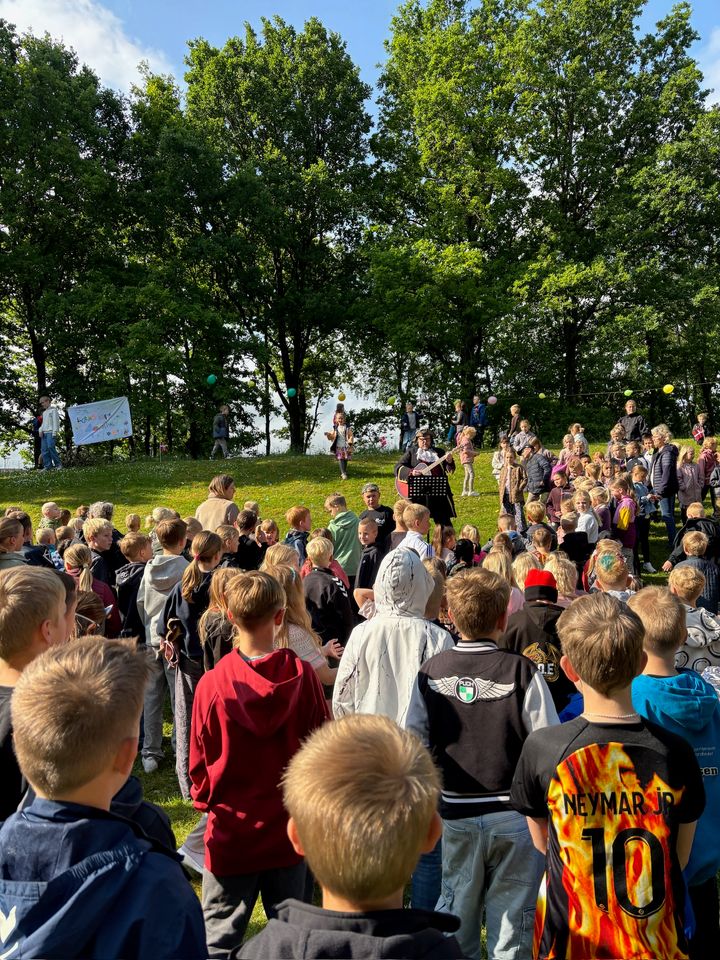 På Sdr. Omme skole var der aktiviteter fra morgenstunden - blandt andet et optog gennem byen og legezoner, der indtog skolens grønne plads