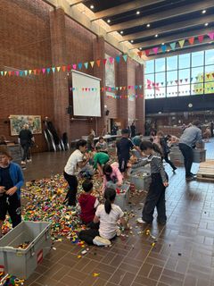 På Vestre Skole blev der leveret en lastfuld af de små plastikklodser. En af aktiviteterne på skolen i anledning af Legens Festival var LEGO - og det var et kæmpe hit!