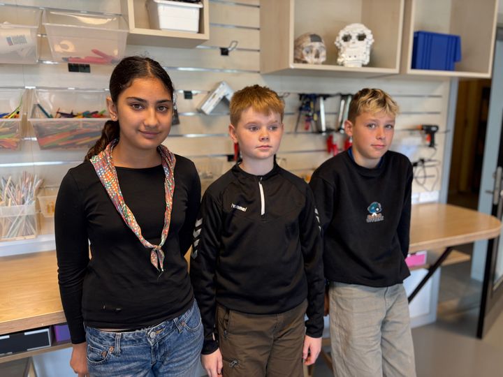Malika, Simon og Lasse fra elevrådet. De glæder sig til at resultatet snart kan tages i brug.