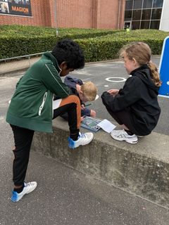 De hemmelige missioner, som eleverne sendes ud på, kræver at de forholder sig til omgivelserne og forholdene omkring skolevejene. Selvom man har cykelhjelm på og er god til at cykle, så er der medtrafikanter, biltrafik, høje lyde, vejarbejde, skiltning og andet, der kan gøre turen mere usikker.