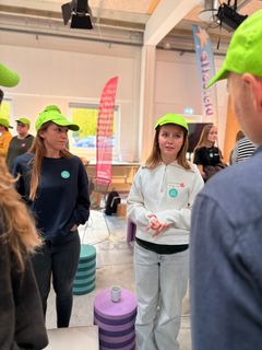 De grønne kasketter markerede perspektiverne - der kunne skifte mellem børn og voksne