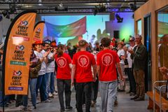 Unge med en interesse for robotteknologi, innovation og videnskab deltager i den internationale konkurrence First Lego League. Konkurrencens indledende runder afholdes i Center for Børnenes Hovedstad i Billund