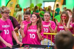 Hep og holdånd karakteriserer dagen, hvor deltagerne i FLL dyster i bl.a. innovation, videnskab, teknik og robotteknologi.