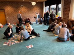 Konferencelokalet var ryddet for inventar og gemmesteder. Deltagerne lignede nogle, der var gået forkert med deres kaffekrus, lige indtil de gav sig hen til legen til konferencen af Rådet for Sikker Trafik.