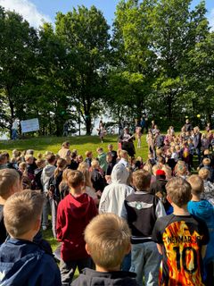På Sdr. Omme skole var musikken et hit! Her samledes hele skolen under åben himmel