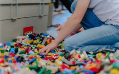 LEGO-klodserne var fremme - og 1 ton LEGO blev leveret på Vestre Skole