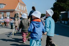 Optoget foregik rundt i Hejnsvig by, hovr daginstitutionen bl.a. besøgte plejehjemmet