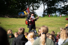 Tryl, fællessang og solskin - alle gæster får forhåbentlig legens magi at mærke til Legens Festival d. 11. - 12. september