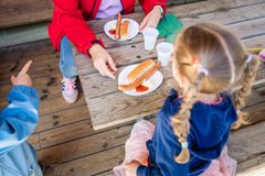 Man kan købe mad og drikke i festivalpladsen streetfood-område eller nyde medbragt mad og drikke i de dertilhørende zoner.