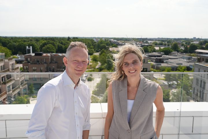 Direktør Kim Nordfeldt Thomsen og programleder for Legens Festival Trine Aagaard er kravlet op på toppen af Lego House for at vise, hvor slaget skal stå den 11. - 12. september. Her bliver området omkring Byens Plads omdannet til Legens Festival.