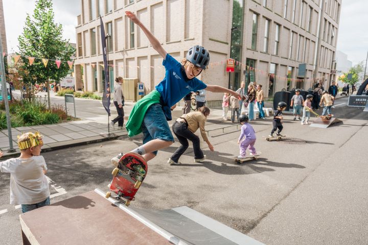 I Børns Smutveje arbejder Center for Børnenes Hovedstad for at skabe mere bevidste trafikanter og øge sikkerheden mellem skole, hjem og fritidsaktiviteter.