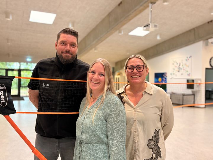 Det bliver en medarbejder fra Ungdomsskolen, som skal koordinere arbejdet med istandsættelsen og involveringen af de unge. Arbejdet forventes færdigt i april 2027. Her er SSP og klubkoordinator Thomas Boye Christensen sammen med Afdelingsleder Skole- og Trivselssamarbejde Pauline Schröter Elbæk og ungdomsskoleleder Rikke Nedergaard.