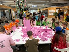 Undervejs lærer de ikke kun at programmere robotter og udvikle nye idéer. De får også erfaring med at samarbejde, kommunikere og håndtere udfordringer.