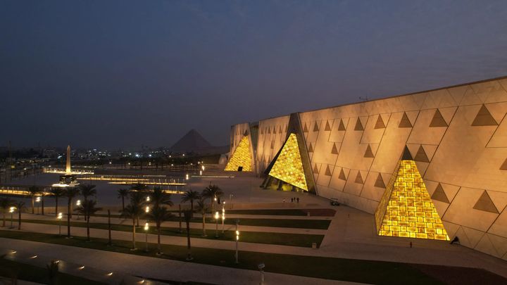 Det nye gigantmuseum er placeret lige ved pyramiderne i Cairo. Det åbnede i november med 13 års forsinkelse, og Dronning Mary deltog i åbningen.