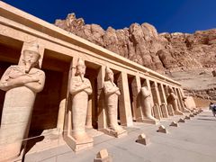 I Luxor finder man mange velbevarede templer og gravkamre, her Hatshepsuts tempel