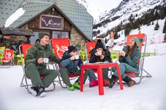 Efter en dag på pisterne skal der drikkes varm kakao i sneen