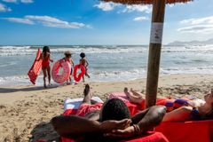 Pakkerejser til sommerens feriemål langes over disken i hastigt tempo lige nu