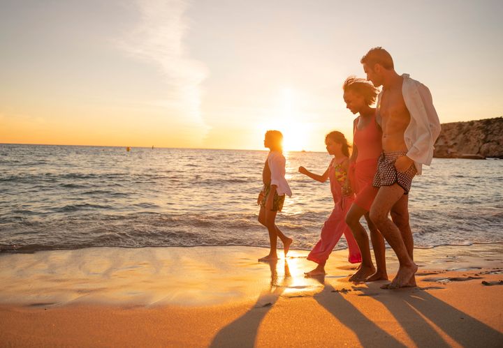 Drømmen om sommerferie med familien inkluderer sol, strand og kærlighed, ikke regn og rusk