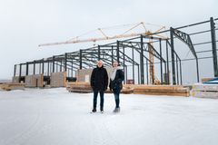 Rikke Larsen, CFO, og Michael Hansen, afdelingsleder i Nuuk, foran byggeriet af det nye hovedsæde i Nuuk, marts 2026