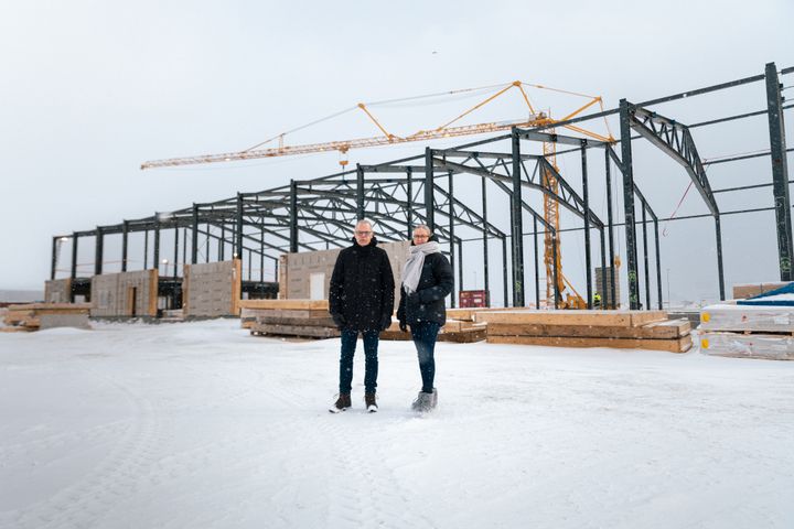Rikke Larsen, CFO, og Michael Hansen, afdelingsleder i Nuuk, foran byggeriet af det nye hovedsæde i Nuuk, marts 2026