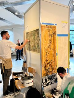 Stefano Luca er en af verdens bedste dekorationsmalere og arbejder bl.a. i Vatikanet, og har også skabt flere loftsmalerier til Jørgensens Hotel i Horsens. Stefano deltager til Salon og kan opleves live, når han maler og udstiller til Salon Horsens 2025 Foto: Heidi Zilmer