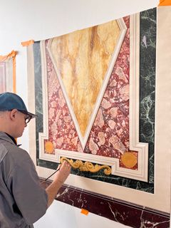 Dekorationsmalerne ved Salon er blandt de dygtigste i verden til historiske maleteknikker. Her er det marmorering, hvor malerne kan få en overflade af papir eller træ til at ligne ægte udskåret marmorsten. Foto: Salon