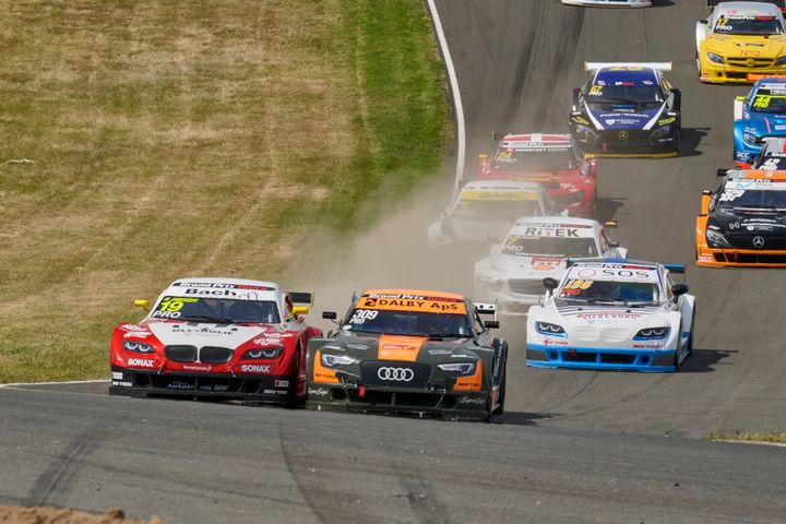 Der var intense øjeblikke, da Selected Car Group Super GT-kørerne kæmpede om sejren på Ring Djursland.