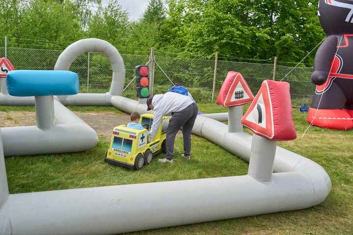 De%20mindste%20kan%20tage%20k%F8rekort%20hos%20Bamse%20Betjents%20Trafikskole