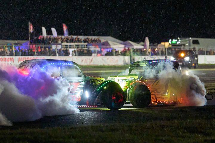 Daarbak Legend Car Cup sørgede for røgshow og vildt ræs på Padborg Park