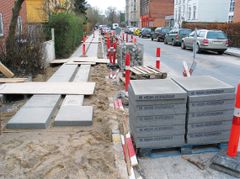 Genbruges både belægning (fx fliser) og bærelaget under (stabilgrus og bundsikringlag) kan 99% CO2 spares.