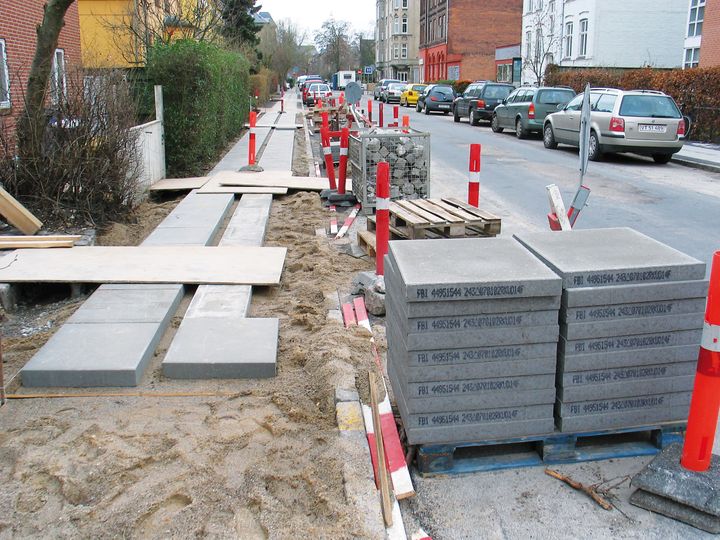 Genbruges både belægning (fx fliser) og bærelaget under (stabilgrus og bundsikringlag) kan 99% CO2 spares.