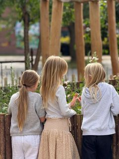 Der er både plads til leg, fordybelse, udeundervisning og til at plukke bær i Grønne Gård på Kochs Skole.