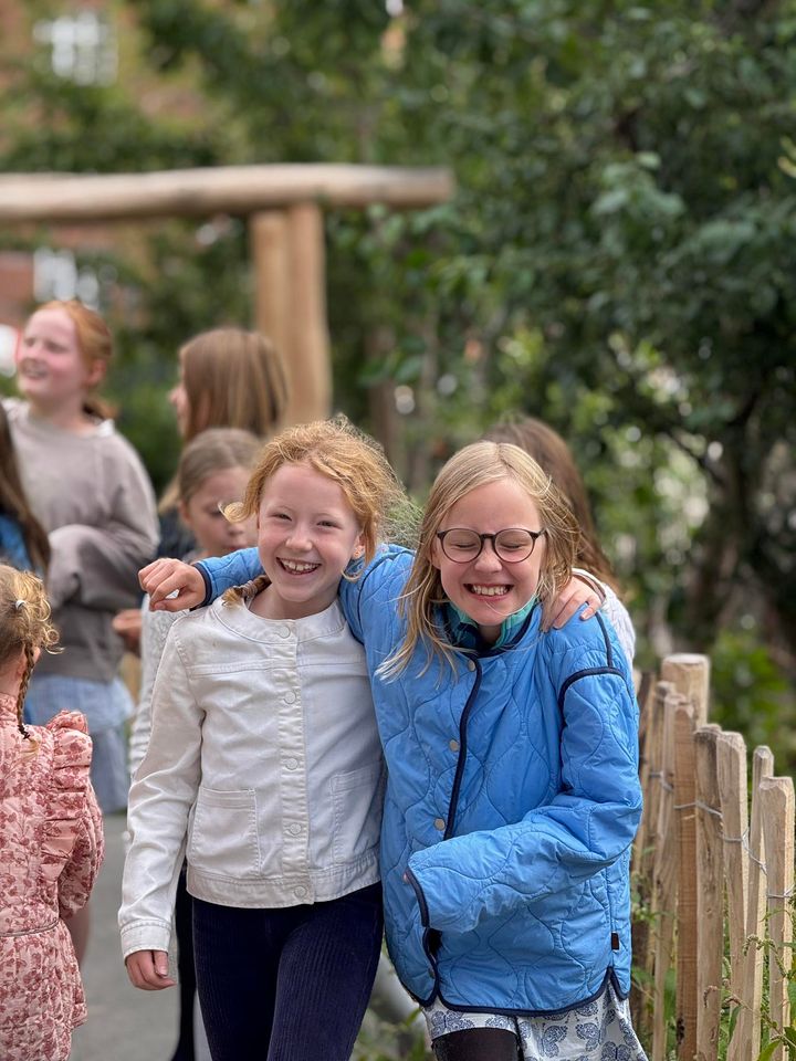 Børnene på Kochs Skole har børnene selv designet deres drøm om en grøn skolegård som en del af Danske Anlægsgartneres "Vind en skolegård"-konkurrence i 2022. Nu er (mange af) de vilde drømme blevet til virkelighed.