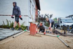 Med fald, koter, rørlægning med videre giver det mening for både kunder og fag, at anlægsgartnerarbejde bliver autoriseret.