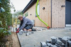 Der er en grund til, at det tager over 3½ år at blive udlært anlægsgartner og endnu længere at blive erfaren. Derfor vil en autorisation være en stor hjælp for både branchen og kunderne.