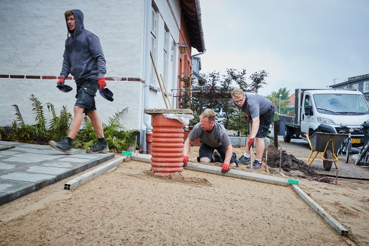 Med fald, koter, rørlægning med videre giver det mening for både kunder og fag, at anlægsgartnerarbejde bliver autoriseret.