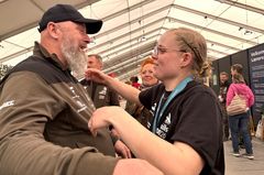 Faglærer Lars Rildau fra Sandmoseskolen, AMU Nordjylland, krammer Karen Hjortbak efter sejren