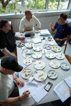 Sådan ser det ud, når dommerne ved Gourmetprisen bedømmer de mange mejeriprodukter. Her er det nogle af produkterne i kategorien bløde oste, der er på bordet.