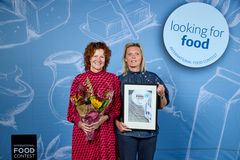 Siteadmin Trine Ollerup og teamleder Alice Rose Andersen fra Arla Birkum Ost, der vandt ostekategorien med en Lillebror Ostehaps.