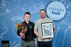 Gísli Jósep Hreggviðsson, ansvarlig for skyr og yoghurt og Dotri Vikar Bragason project manager R&D fra MS. Selfossi. Det islandske mejeri vandt konsummælkskategorien med en skyr med mokka.
